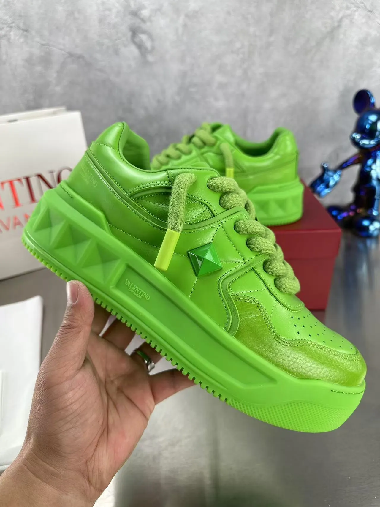 👟👟Ex-factory price 640👟👟 🔺Valentino🔺Valentino new casual shoes 2023 latest model hot style for catwalk couples, thick shoelaces, the same style as Elsa Hosk, Zhang Yixing, Guan Xiaotong and many other stars 🔥 Top version + lasting process, full oil edge on the upper. Fabric: Customized cowhide + cowhide lining with breathable mesh. Outsole: original molded TPU thickened outsole. Size for women is 35-40. Men’s size is 39-45.